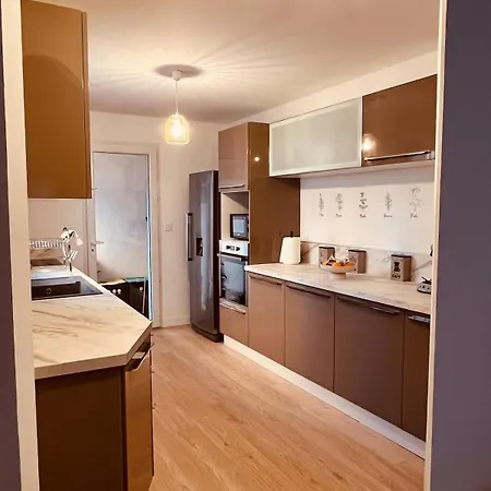 Holiday home Maison Familiale 8 Pers - Proche Nimes - Clim - Jardin